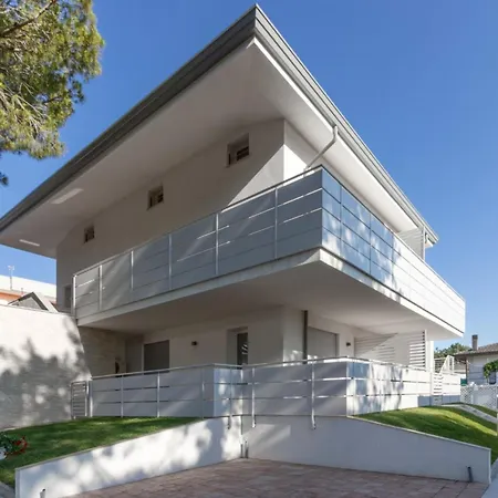 Modern With Shared Pool Апартаменты *