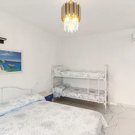 Modern With Shared Pool
